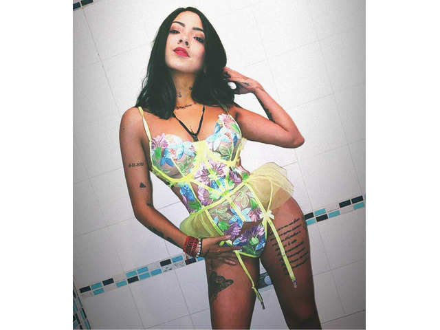 NIÑATA ARDIENTE EN LA CAMA