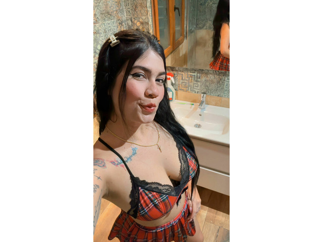 UNA GUARRA SACA LECHE