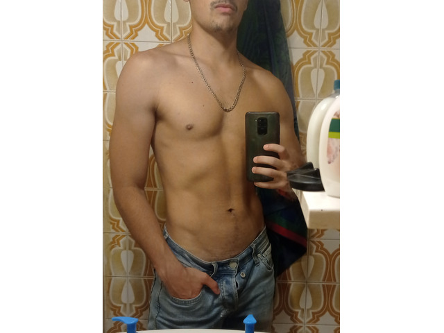 Chico joven majo para chica agradable