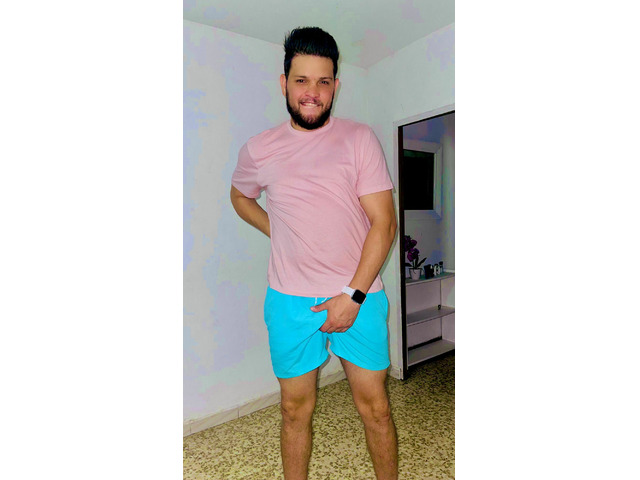 Latino Joven, Masculino Disponible ahora