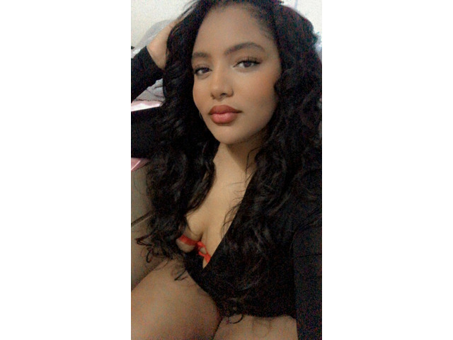 UNA MORENA MUY TRAVIESA  Y ARDIENTE