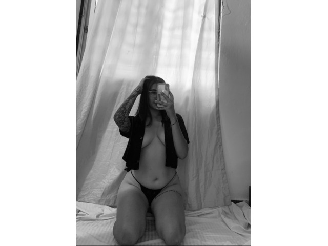 Latina joven, caliente y complaciente